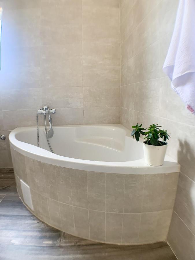 Apartmani Carnizza Ražanac Esterno foto