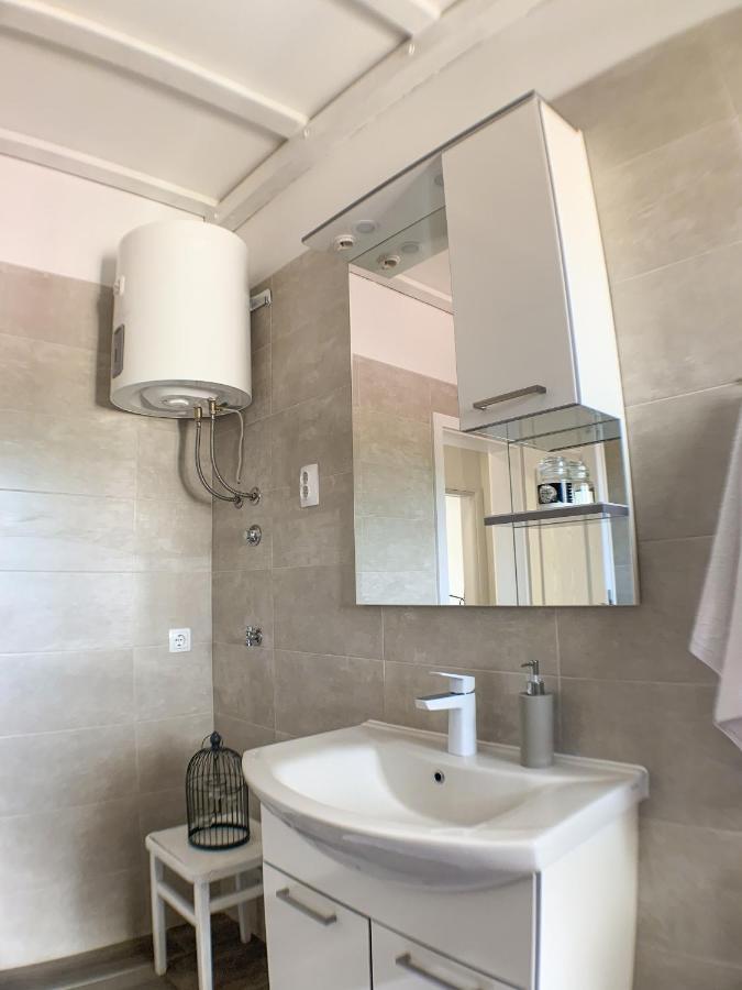 Apartmani Carnizza Ražanac Esterno foto